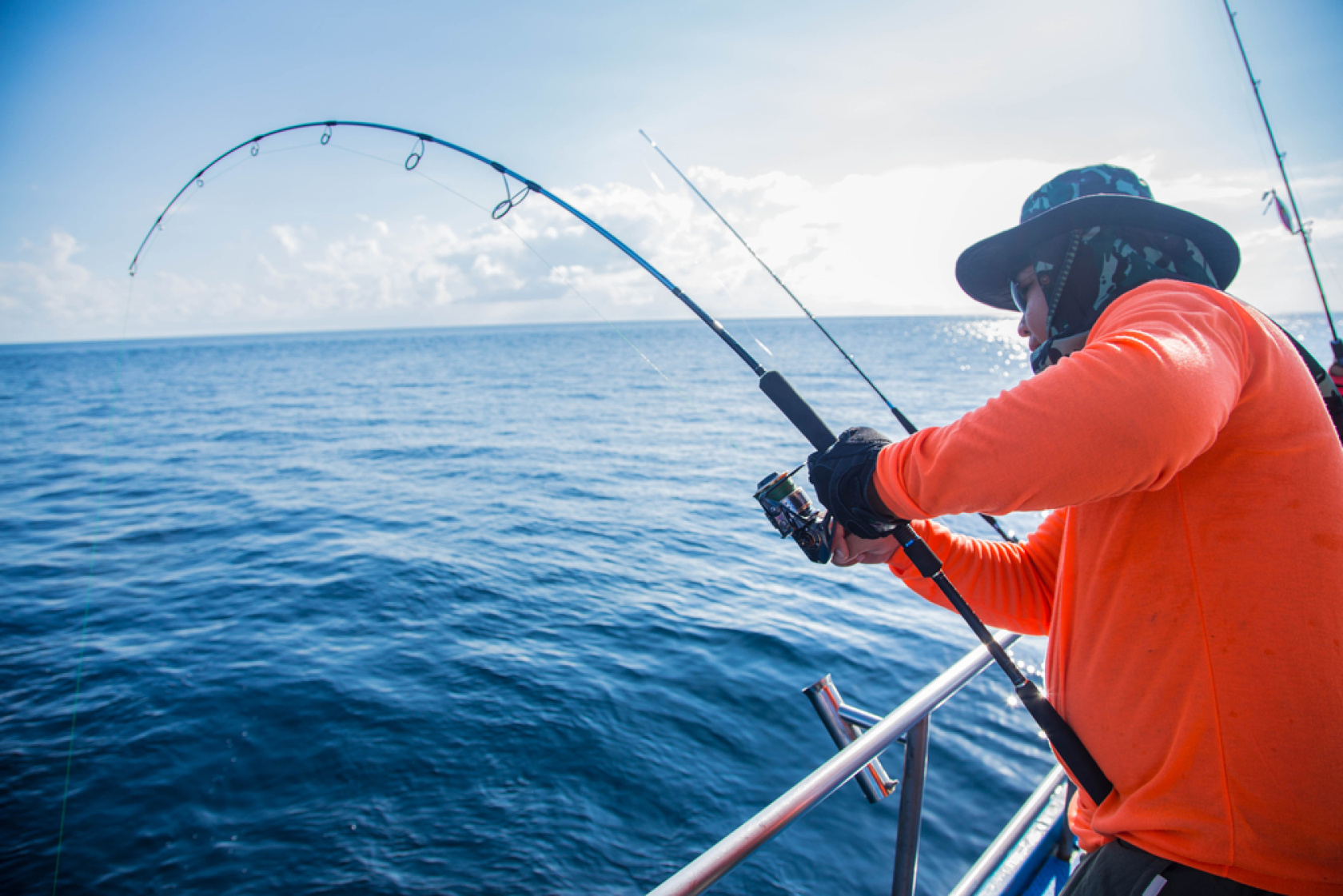 Saltwater vs freshwater fishing: man fishing in the ocean